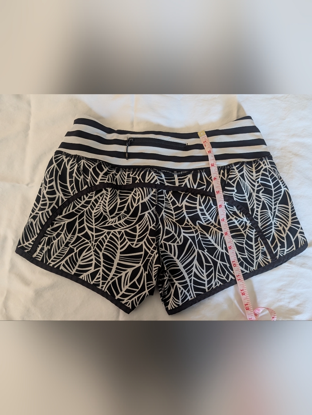 Women's Lululemon Athletica Black & White Speed Active Shorts Size 4 - Picture 2 of 6